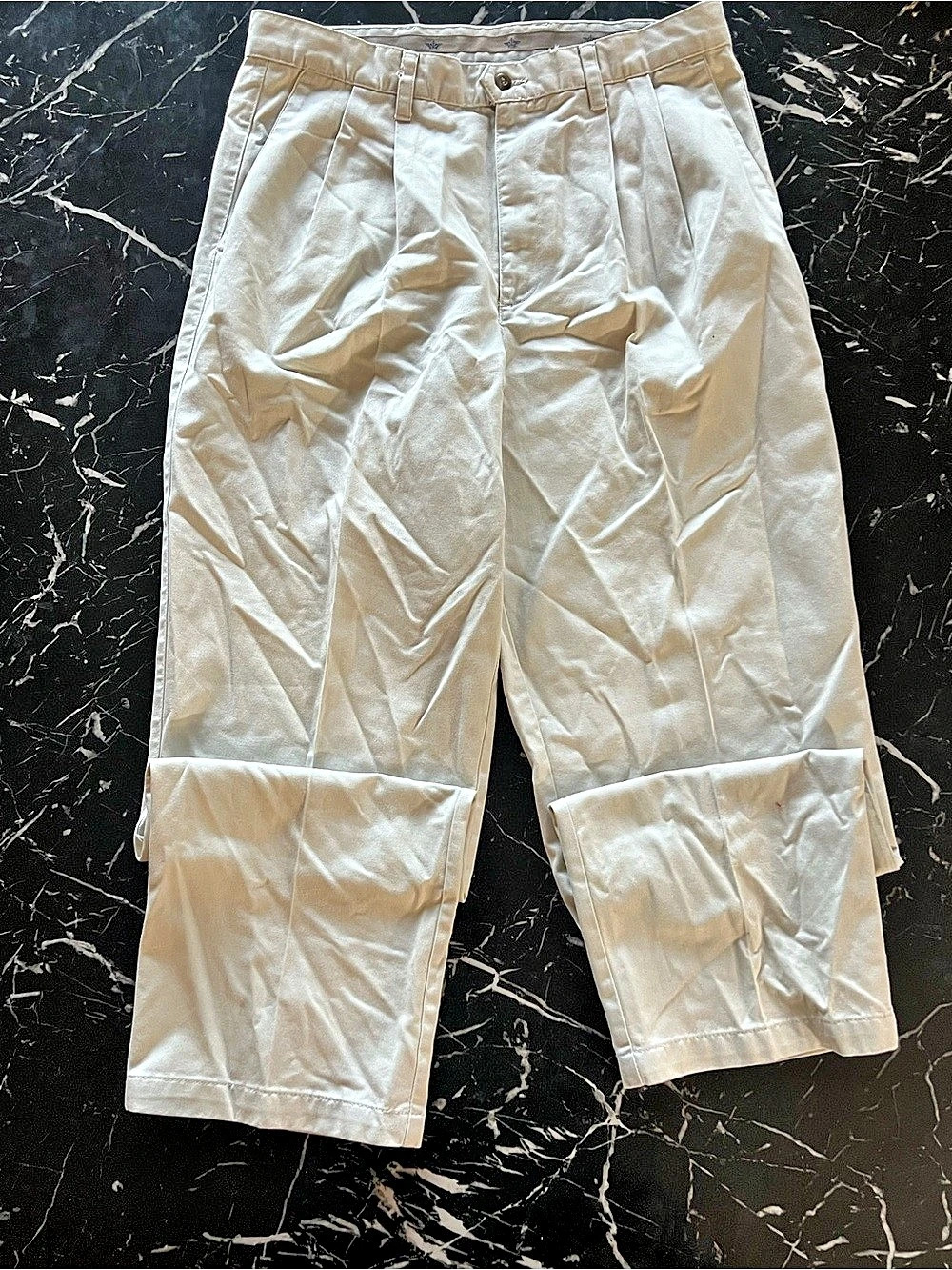 Dockers Pleated Twill Classic Fit No Wrinkle Khakis light khaki Waist 34